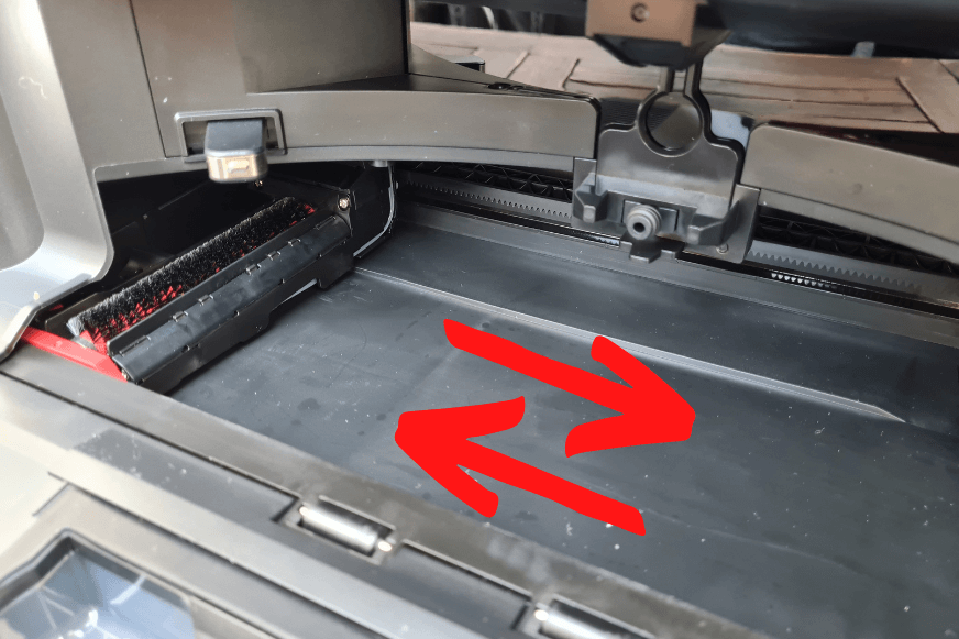 Видна специальная дорожка для чистящей щетки ультрастанции Roborock S7 Pro